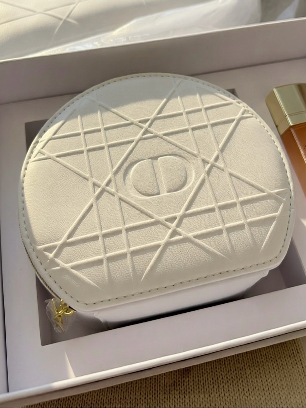 Dior Cream Travel Case with Two Golden Radiant Foundations - Picture 2 of 5